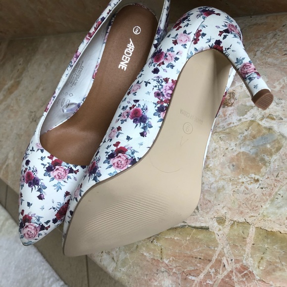 Gorgeous floral heels NWOT Ardene size 9 - Picture 2 of 6